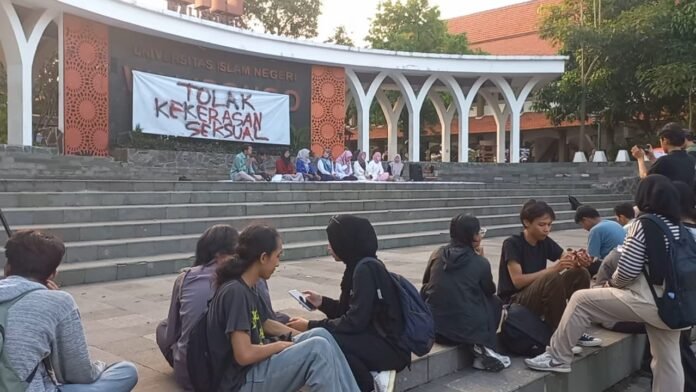 Ketua PSGA UIN Walisongo, Kurnia Muhajarah saat berdialog dalam agenda mimbar bebas yang diadakan KSMW, Senin (11/5/2026). (Foto:Kamal)