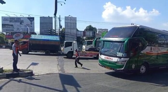 Dishub Kota Semarang kembali melakukan sosialisasi kepada pengemudi bus Antarkota Antarprovinsi (AKAP) yang masih kedapatan masuk ke Jalan Prof. Hamka. (Foto : Dok Pemkot Semarang)