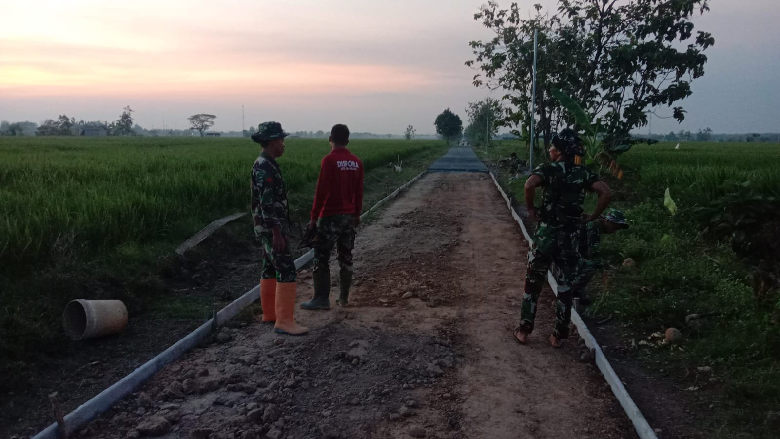 TMMD Sragen Lokasi pengecoran jalan Desa Puro, Kecamatan Karangmalang, masih terus berlangsung oleh Anggota Satgas TMMD Reguler ke-128 Kodim 0725/Sragen. (Foto : Dok TMMD Sragen)