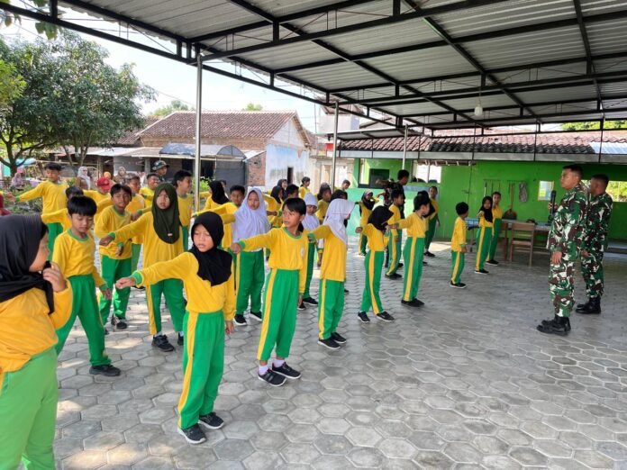 Anggota Satgas TMMD Reguler ke-128 Kodim 0725/Sragen, para siswa tampak antusias mengikuti latihan Peraturan Baris Berbaris (PBB). (Foto : Dok TMMD Sragen)