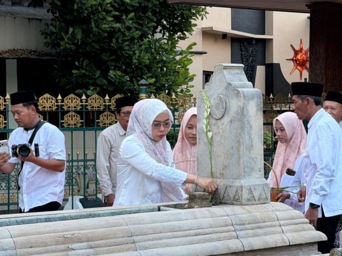 Pemkab Demak ziarah ke Makam Raja-Raja Demak di kompleks Masjid Agung Demak sebagai bagian dari rangkaian tradisi menyambut Grebeg Besar Demak 2026, Senin (11/5/2026). (Foto : Sam)