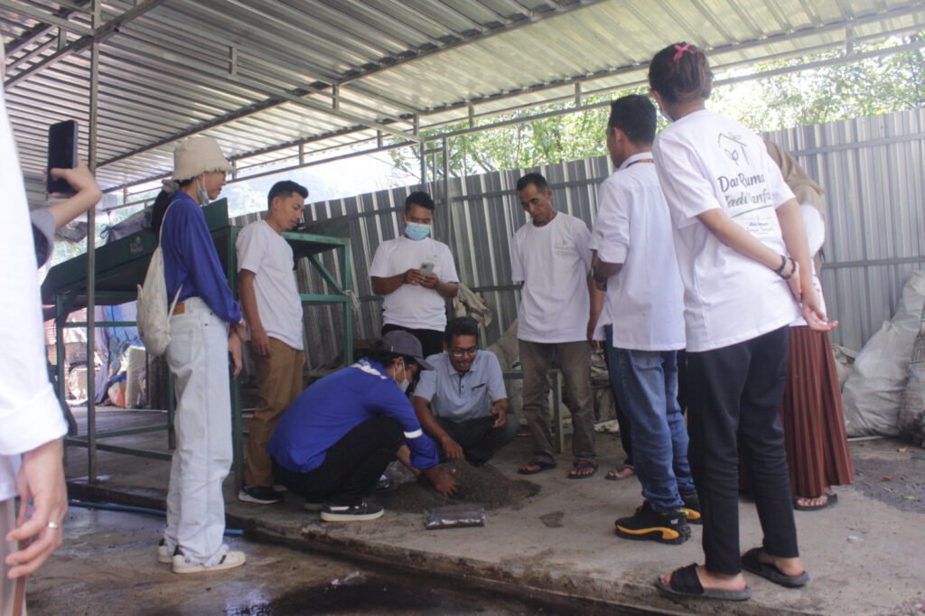 Peserta mengikuti praktik langsung pengolahan pupuk organik dari limbah rumah tangga pada kegiatan pelatihan yang diselenggarakan PLN UIK Tanjung Jati B melalui program TJSL di Bank Sampah Tempur Berseri, Desa Tempur, Kecamatan Keling, Kabupaten Jepara, Senin (11/5/2026). (Foto : Dok PLN)