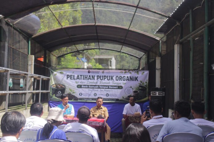 Assistant Manager TJSL PLN UIK Tanjung Jati B bersama Petinggi Desa Tempur dan pengurus Bank Sampah Tempur Berseri memberikan sambutan pada kegiatan pelatihan pengolahan pupuk organik dari limbah rumah tangga di Desa Tempur, Kecamatan Keling, Kabupaten Jepara, Senin (11/5/2026). (Foto : Dok PLN)