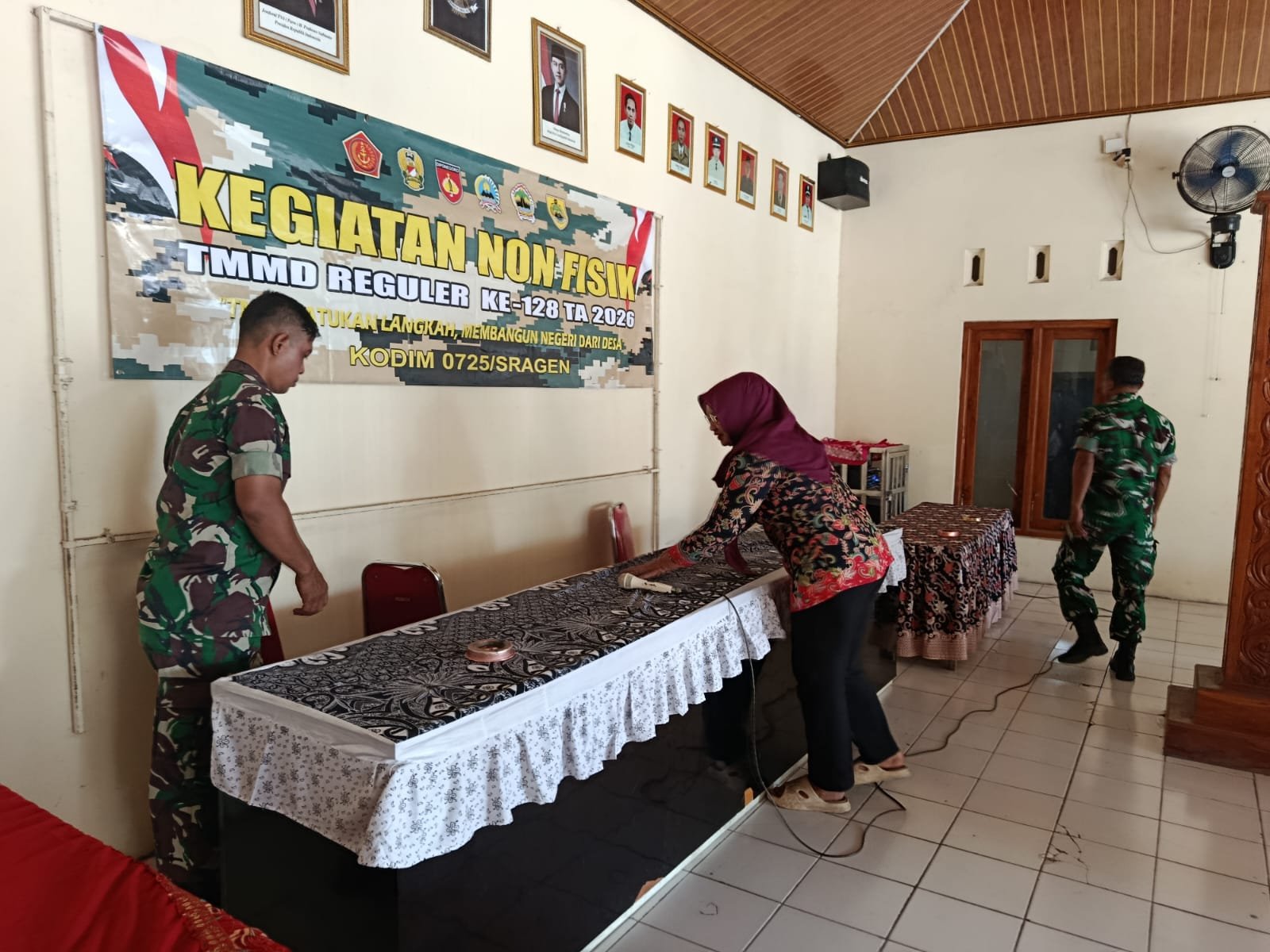 TMMD Sragen Anggota Satgas TMMD Reguler ke-128 Kodim 0725/Sragen mendukung salah satu program sasaran non-fisik, yakni Penyuluhan Hukum yang akan diberikan oleh Kejaksaan Negeri. (Foto : Dok TMMD Sragen)