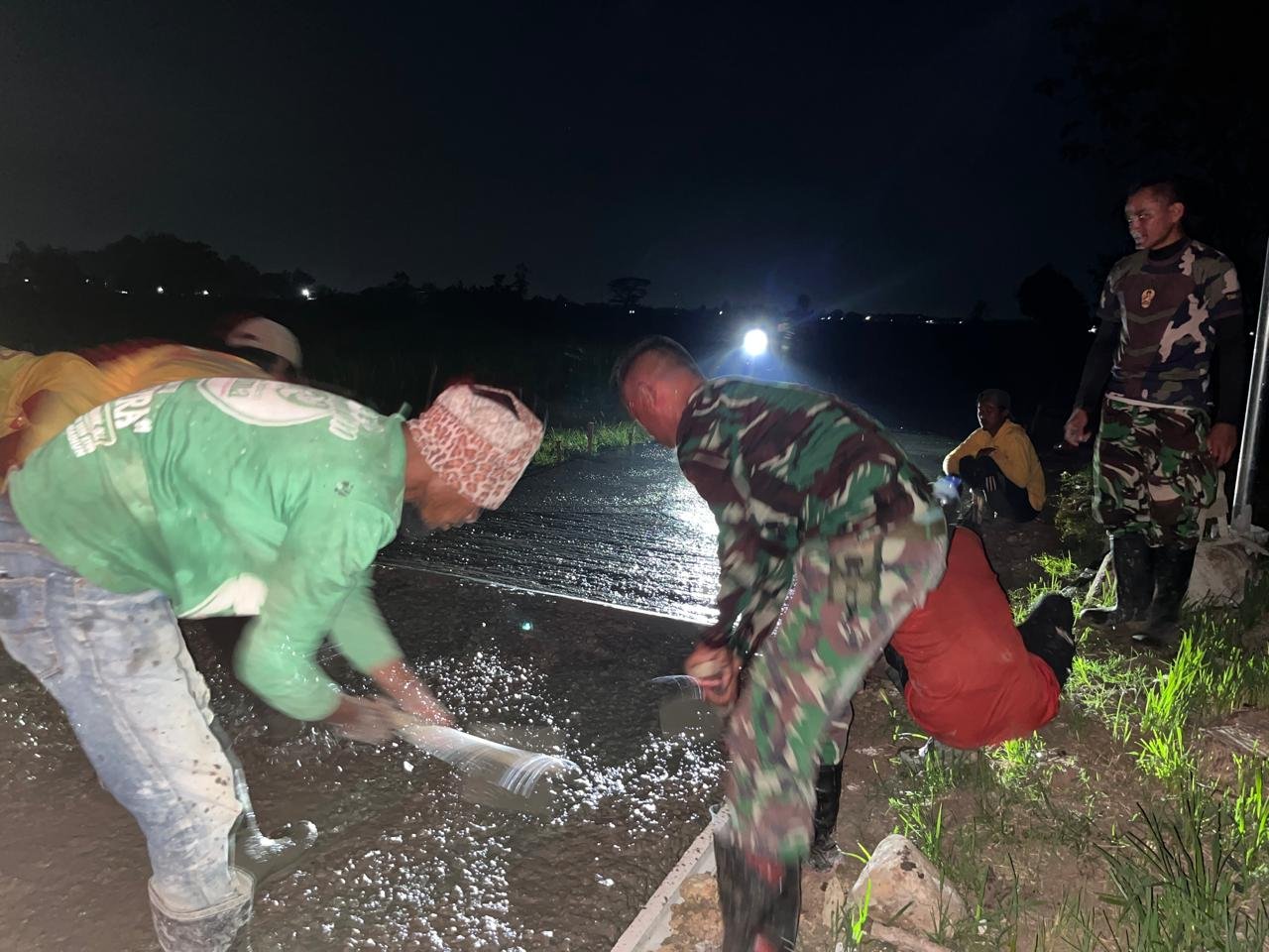 TMMD Sragen Anggota Satgas TMMD Kodim 0725/Sragen yang masih bertahan di lokasi pengecoran jalan. (Foto : Dok TMMD Sragen)