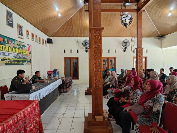 TMMD Kodim 0725/Sragen saat masyarakat berkumpul mengikuti sosialisasi Kekerasan Dalam Rumah Tangga (KDRT). (Foto : Dok TMMD Sragen)
