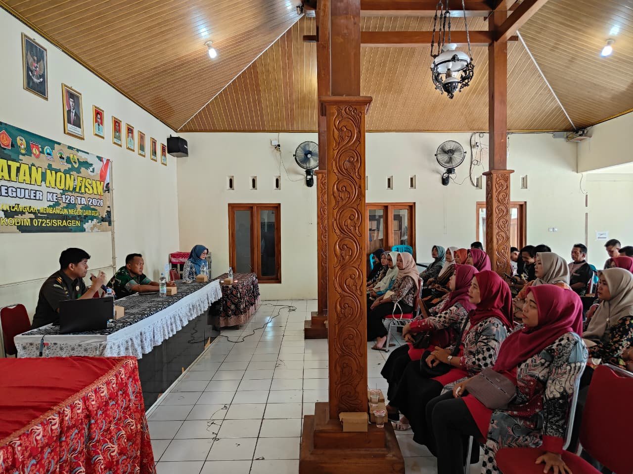 Sra TMMD Kodim 0725/Sragen saat masyarakat berkumpul mengikuti sosialisasi Kekerasan Dalam Rumah Tangga (KDRT). (Foto : Dok TMMD Sragen)