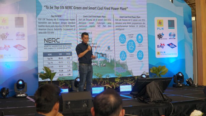 General Manager PLN UIK Tanjung Jati B, Andi Makkasau, menyampaikan paparan materi pada TJB Management Review 2026 di Salatiga, Senin (11/5), sebagai upaya memperkuat kesamaan visi, kolaborasi, dan strategi pencapaian kinerja terbaik di lingkungan PLTU Tanjung Jati B. (Foto : Dok PLN)