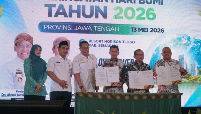 General Manager PLN UIK Tanjung Jati B, Andi Makkasau, bersama jajaran pejabat Dinas ESDM Provinsi Jawa Tengah, menunjukkan dokumen kerja sama usai penandatanganan pemanfaatan dan fasilitasi FABA pada Peringatan Hari Bumi Tingkat Provinsi Jawa Tengah 2026 di Kabupaten Semarang, Rabu (13/5/2026). (Foto : Dok PLN)