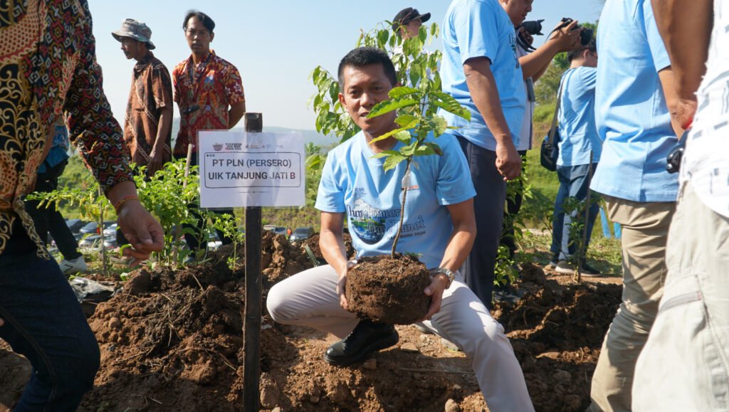General Manager PLN UIK Tanjung Jati B, Andi Makkasau, melakukan penanaman pohon pada Peringatan Hari Bumi Tingkat Provinsi Jawa Tengah 2026 di Kabupaten Semarang, Rabu (13/5), sebagai wujud dukungan PLN terhadap upaya pelestarian lingkungan dan reklamasi lahan. (Foto : Dok PLN)