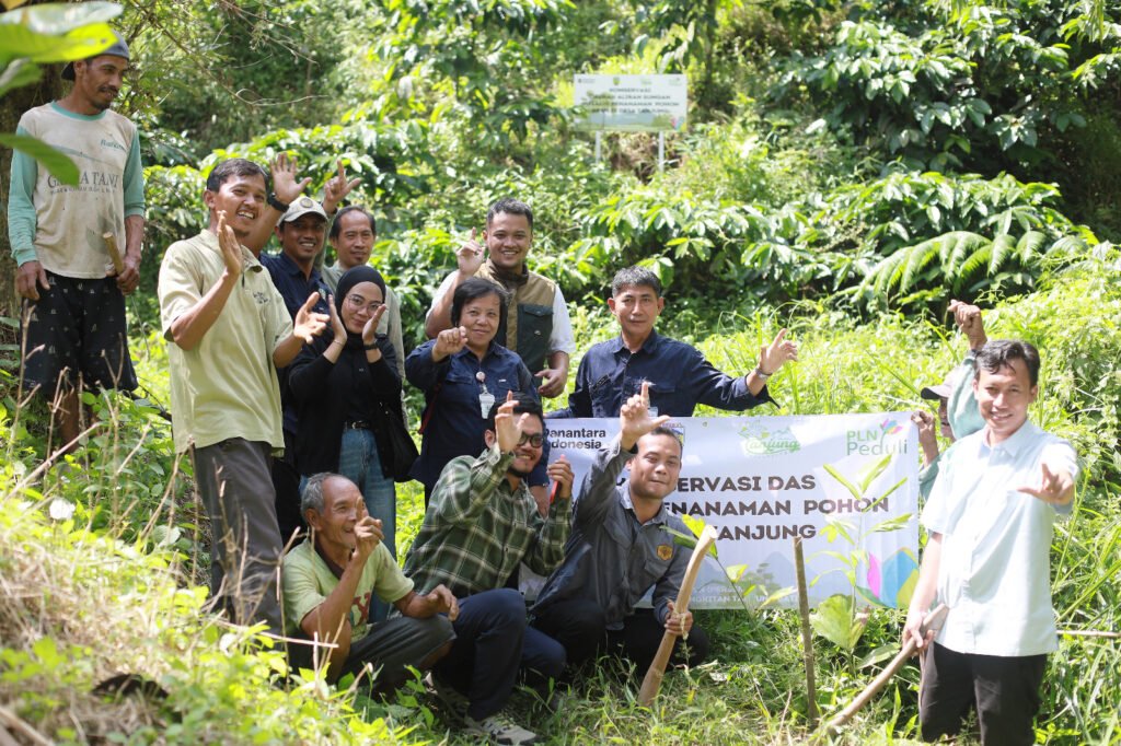 Kegiatan penanaman pohon dalam program konservasi DAS Desa Tanjung menjadi wujud sinergi PLN UIK Tanjung Jati B dan masyarakat dalam mendukung pelestarian lingkungan di Desa Tanjung, Kecamatan Pakis Aji, Jepara.