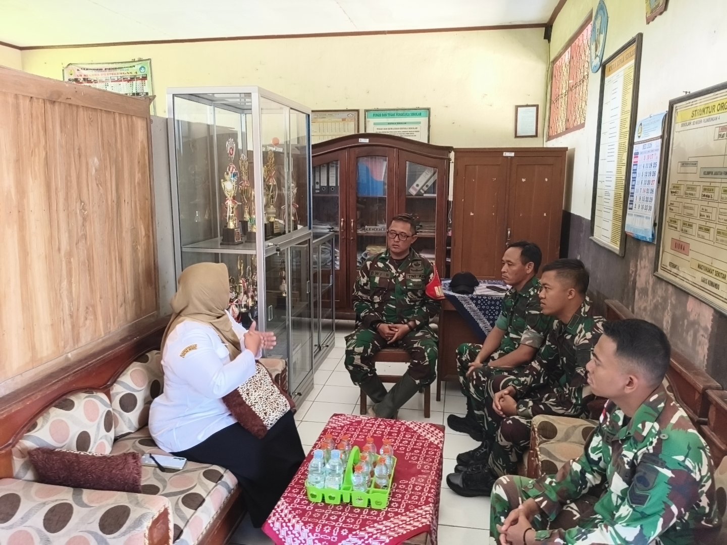 TMMD Sragen Anggota Satgas TMMD Kodim 0725/Sragen berbincang santai bersama Kepala Sekolah Intan Palupi, S.Pd. (Foto : Dok TMMD Sragen)