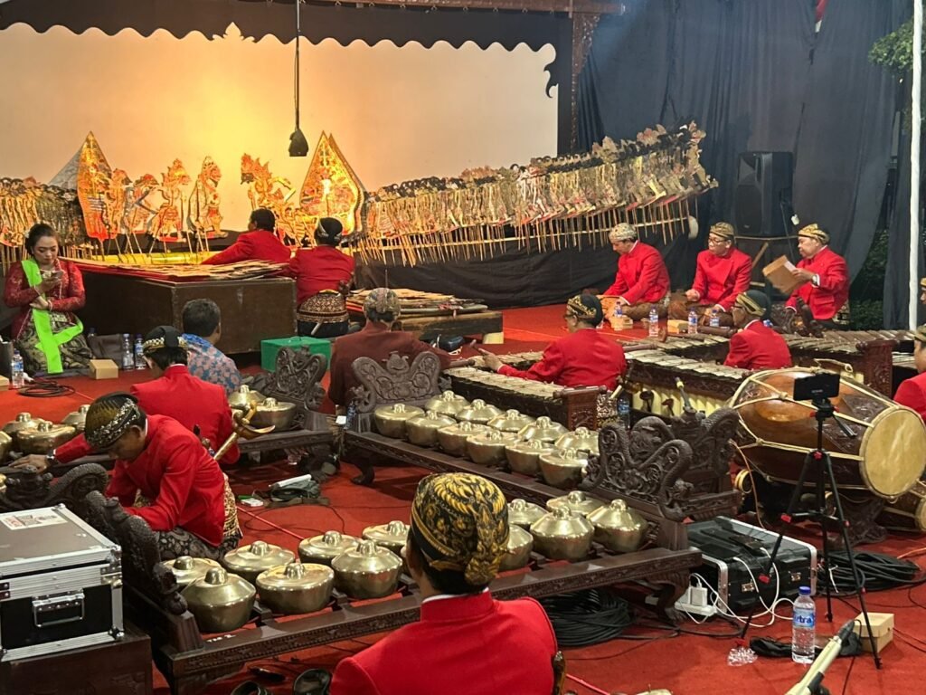 Pentas Wayang Kulit dengan Lakon Gatotkaca Sungging di Desa Suruh, Kecamatan Tasikmadu, Kabupaten Karanganyar, belum lama ini. (Foto : Dok DPRD Jateng)