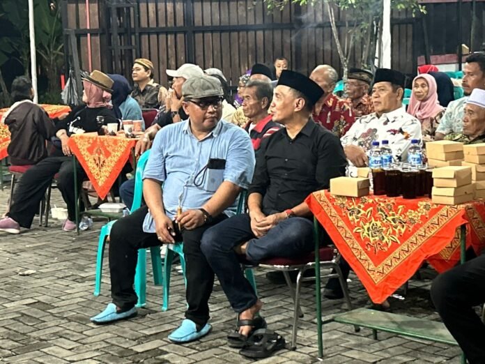 Ketua DPRD Jateng Sumanto saat menghadiri Pentas Wayang Kulit dengan Lakon Gatotkaca Sungging di Desa Suruh, Kecamatan Tasikmadu, Kabupaten Karanganyar, belum lama ini. (Foto : Dok DPRD Jateng)