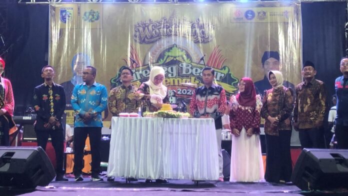 Opening Grebeg Besar Demak 2026 berlangsung meriah di Lapangan Tembiring Demak, Rabu (13/05/2026) malam. (Foto : Sam)