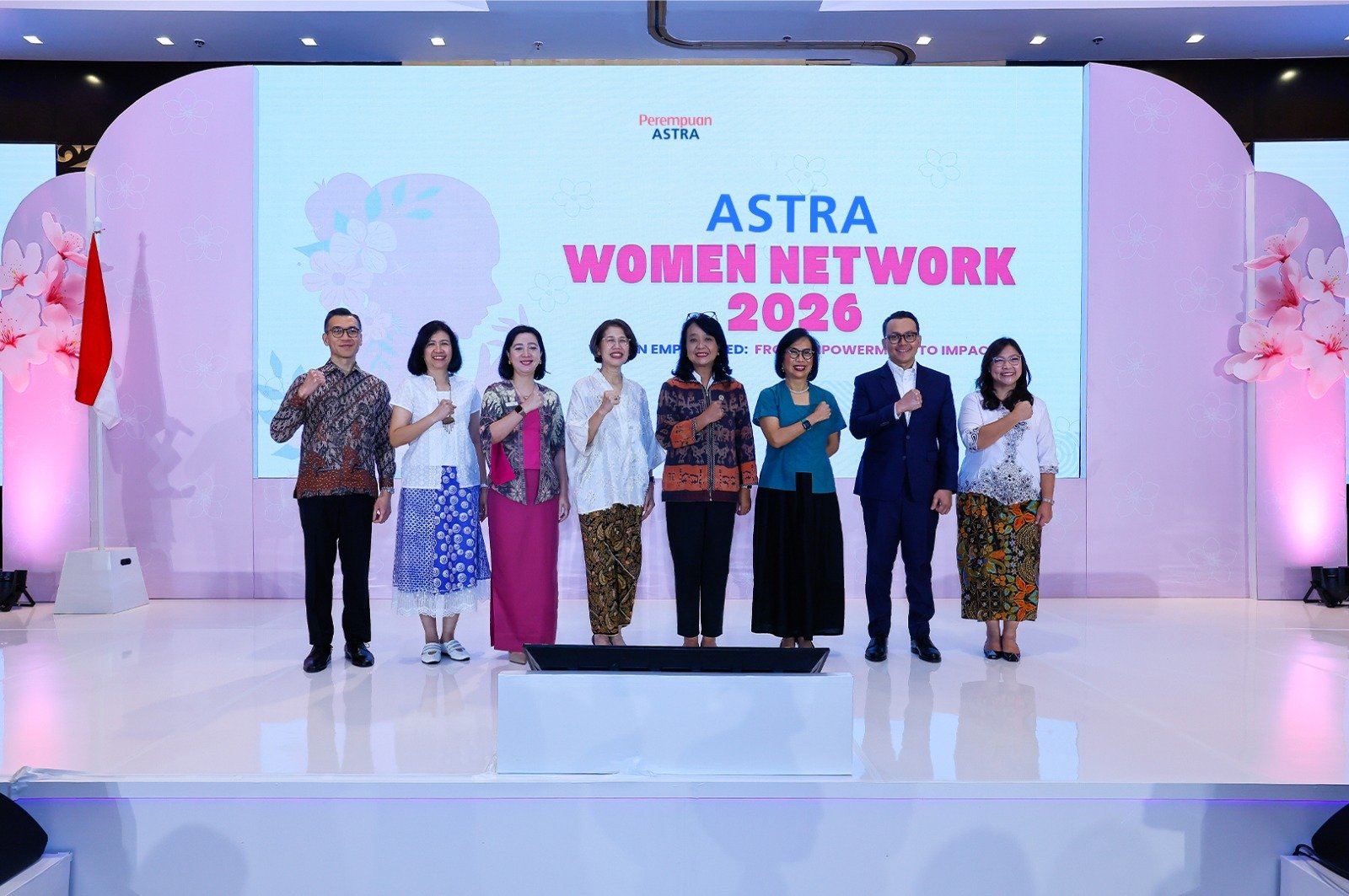 Honda Wakil Menteri Pekerjaan Umum Diana Kusumastuti (keempat kanan), Chief Executive Officer Grab Indonesia Neneng Goenadi (ketiga kanan), Direktur Astra Gita Tiffani Boer (keempat kiri), Chief Group Executive Management and Development Astra Mariana Kokasih (kedua kiri), Chief of Corporate Affairs Astra Boy Kelana Soebroto (kedua kanan), Chief of Corporate Human Capital Development Astra Matilda Esther (kanan), Head of Astra Management Development Institute Astra Anton Johannes (kiri) dan Ketua Umum Perempuan Astra & CEO AstraPay Rina Apriana (ketiga kiri) dalam acara Astra Women Network 2026 yang berlangsung di Menara Astra, Jakarta, pada Selasa (12/5/2026). (Foto : Dok Honda)