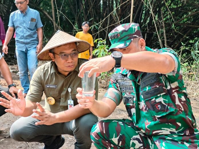Kesegaran air yang mengalir dari sumur bor hasil pengerjaan TMMD Kodim 0725/Sragen. (Foto : Dok TMMD Sragen)