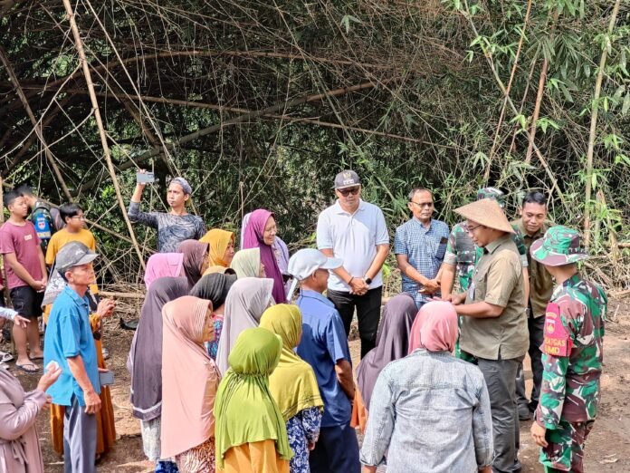 Bupati Sragen Sigit Pamungkas, S.IP., M.A., bersama Danrem 074/Warastratama Kolonel Inf Muhammad Arry Yudistira, S.I.P., M.I.Pol., M.Han., serta Dansatgas TMMD Reguler 128 Kodim 0725/Sragen Letkol Inf Dindin Rohidin, S.I.P., saat meninjau lokasi sumur bor TMMD di Dusun Gadungsari. (Foto : Dok TMMD Sragenq