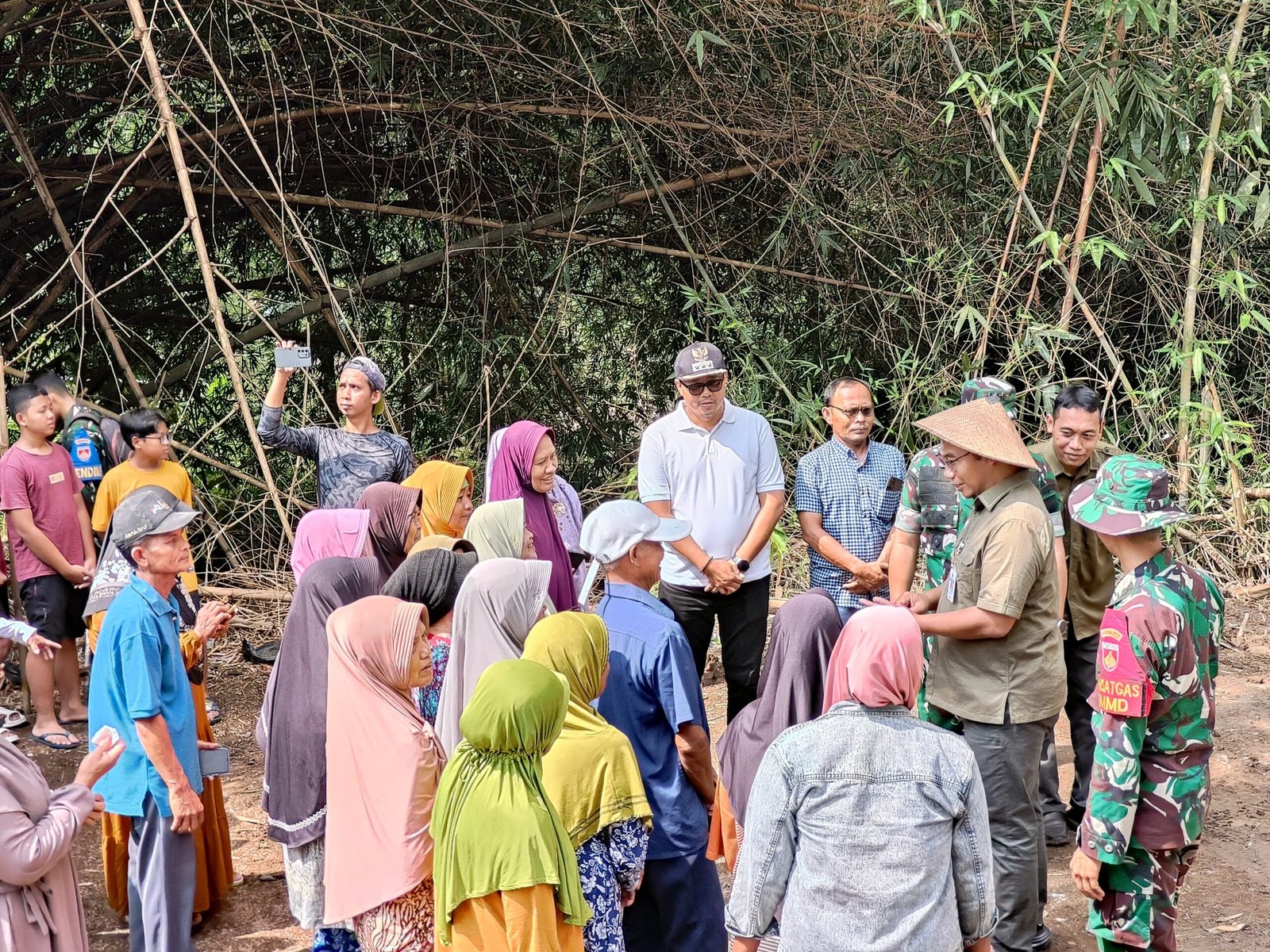 TMMD Sragen Bupati Sragen Sigit Pamungkas, S.IP., M.A., bersama Danrem 074/Warastratama Kolonel Inf Muhammad Arry Yudistira, S.I.P., M.I.Pol., M.Han., serta Dansatgas TMMD Reguler 128 Kodim 0725/Sragen Letkol Inf Dindin Rohidin, S.I.P., saat meninjau lokasi sumur bor TMMD di Dusun Gadungsari. (Foto : Dok TMMD Sragenq
