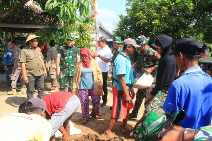 Dansatgas TMMD Letkol Inf Dindin Rohidin, S.I.P., turun langsung meninjau hasil pembangunan sumur bor. (Foto : Dok TMMD Sragen)