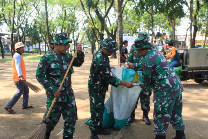 Anggota Satuan Tugas (Satgas) TMMD Reguler ke-128 Kodim 0725/Sragen bersama warga masyarakat menggelar aksi gotong royong. (Foto : Dok TMMD Sragen)