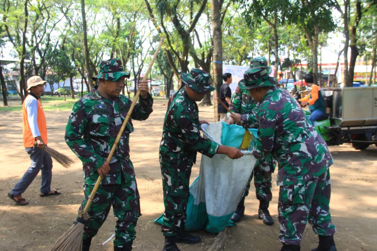 TMMD Sragen Anggota Satuan Tugas (Satgas) TMMD Reguler ke-128 Kodim 0725/Sragen bersama warga masyarakat menggelar aksi gotong royong. (Foto : Dok TMMD Sragen)