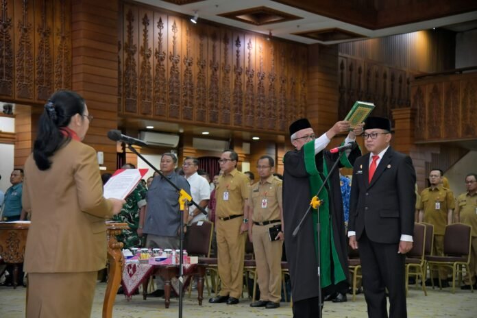 Wali Kota Semarang, Agustina Wilujeng resmi melantik Handi Priyanto sebagai Sekretaris Daerah Kota Semarang, Senin (18/5/2026). (Foto : Dok Pemkot Semarang)