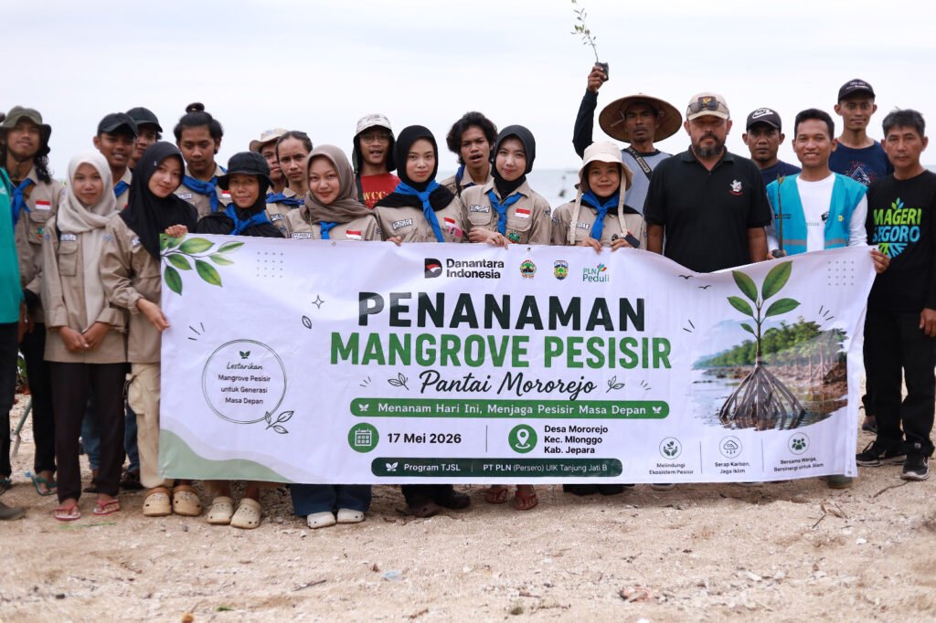 Peserta kegiatan Penanaman Mangrove Pesisir berfoto bersama di Pantai Mororejo, Kecamatan Mlonggo, Kabupaten Jepara, Sabtu (17/5). Kegiatan kolaboratif PLN UIK Tanjung Jati B bersama CDK Wilayah II Jawa Tengah, Pemerintah Desa Mororejo, Kelompok Tani Rejo, dan MAPALA Cartens UDINUS Jepara ini menjadi upaya menjaga ekosistem pesisir serta memperkuat benteng alami pantai dari ancaman abrasi. (Foto : Dok PLN)