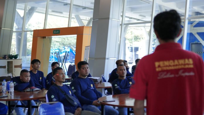 Peserta mengikuti sesi pembelajaran dasar K3 Scaffolding yang disampaikan oleh pemateri dari Satwasker Wilayah Pati, Suhartono, S.T., di Kompleks PLTU Tanjung Jati B, Jepara, Senin (18/5). Kegiatan ini menjadi bagian dari Program Pelatihan dan Sertifikasi K3 Teknisi Scaffolding bagi warga ring 1 untuk memperkuat pemahaman keselamatan kerja sebelum memasuki tahapan praktik dan sertifikasi. (Foto : Dok PLN)