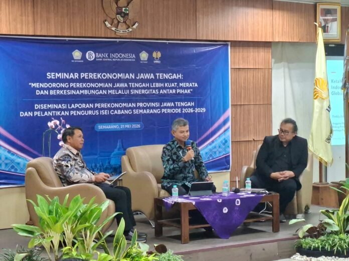 Wakil Ketua Bidang Kerjasama Dalam Negeri PP Ikatan Sarjana Ekonomi Indonesia (ISEI) yang juga Dewan Komisioner LPS, Doddy Zulverdi saat menyampaikan paparan. (Foto : Dok JN)