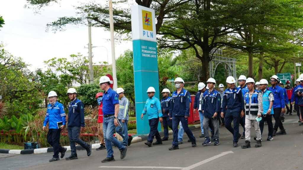 Jajaran manajemen PLN UIK Tanjung Jati B bersama perwakilan manajemen PLTU TJB Raya mengikuti Management Walkdown Inspection di kawasan PLTU Tanjung Jati B, Jepara, Kamis (21/5). Kegiatan ini dilakukan untuk memastikan kesiapan aspek K2/K3, lingkungan, dan keamanan pembangkit menjelang Hari Raya Idul Adha.