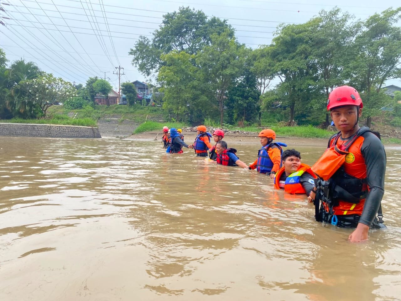Orang hanyut Tim SAR saat melakukan pencarian terhadap seorang pria yang hanyut di saluran irigasi Sungai Banjir Kanal Barat, Kota Semarang. (Foto:Dok Basarnas Semarang)