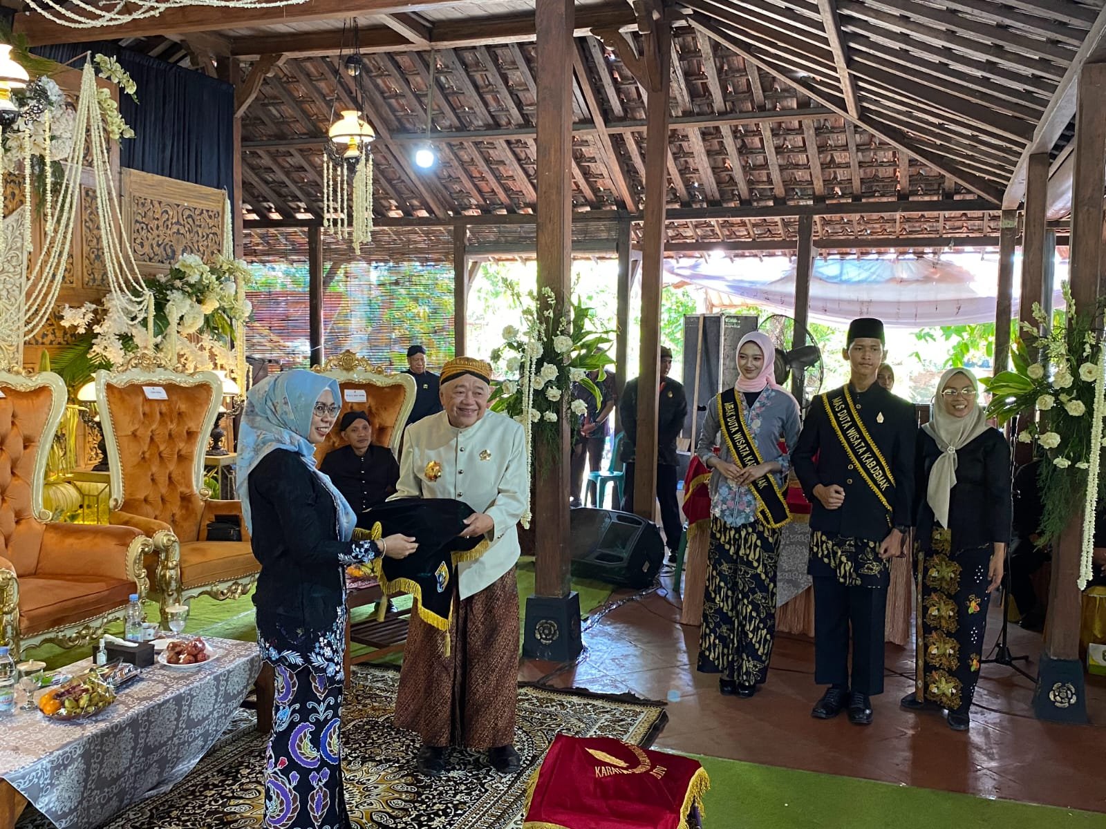 Grebeg besar Prosesi adat Abon-abon rangkaian Grebeg Besar Demak 2026 di Pendopo Notobratan Kadilangu, Minggu (24/5/2026). (Foto : Sam)