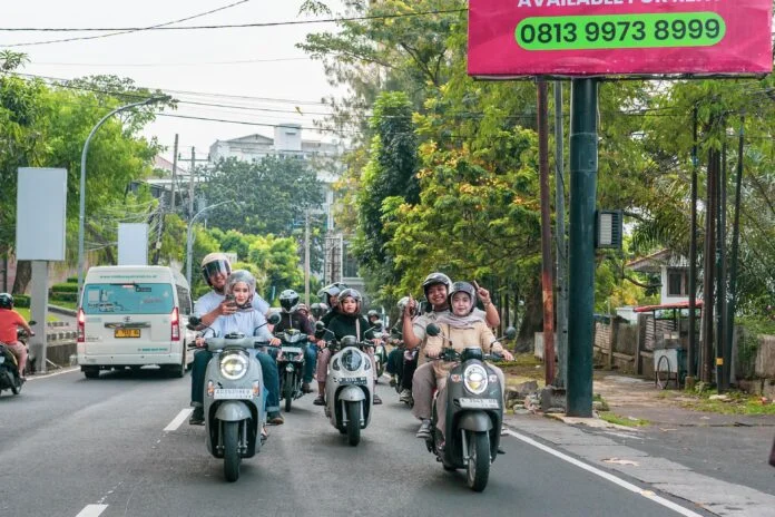 Puluhan pasangan muda yang tampil stylish dalam kegiatan Scoopy Your Mode Your Ride. (Foto : Dok Honda)