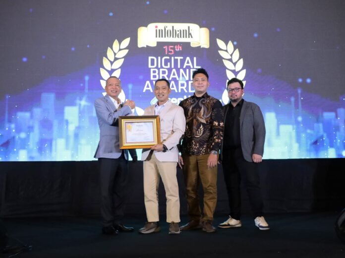 Direktur Utama Bank Jateng Bambang Widyatmoko (kanan) menerima penghargaan The Best Banking Sharia Business Unit 2026 kategori aset Rp5 triliun hingga di bawah Rp10 triliun dalam ajang 15th Infobank-Isentia Digital Brand Awards 2026 di Hotel Indonesia Kempinski Jakarta, Jumat (22/5/2026). (Foto : Dok Bank Jateng)
