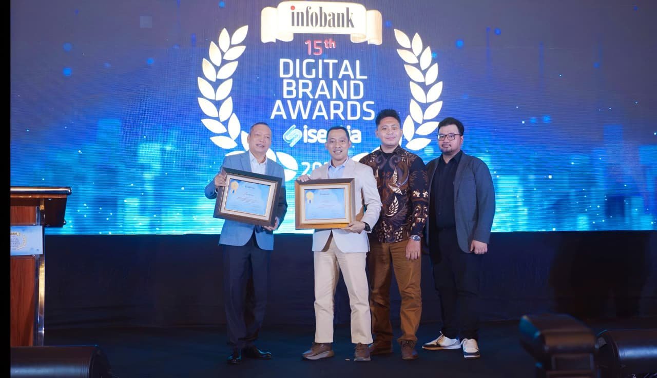 Dirut Bank Jateng Direktur Utama Bank Jateng Bambang Widyatmoko (kedua kiri) menerima penghargaan dalam ajang “15th Infobank-Isentia Digital Brand Awards 2026” di Hotel Indonesia Kempinski Jakarta, Jumat (22/5/2026). (Foto : Dok Bank Jateng)