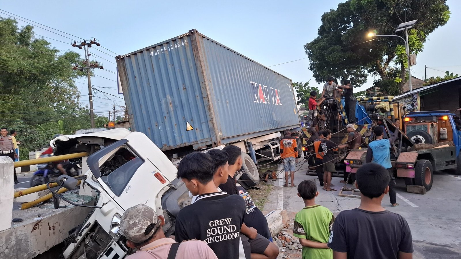 Kecelakaan truk Truk trailer mengalami kecelakaan tunggal. Bagian kepala truk nyangkut di pembatas jalan. (Foto : Istimewa)