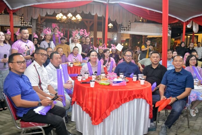 Warga Kota Semarang yang malam tadi berkumpul di Warga Lokal Coffee, Gedawang, Banyumanik, mengikuti acara Nonton Bareng (Nobar) yang digelar oleh Wali kota Semarang, Agustina Wilujeng. (Foto : Dok Pemkot Semarang)