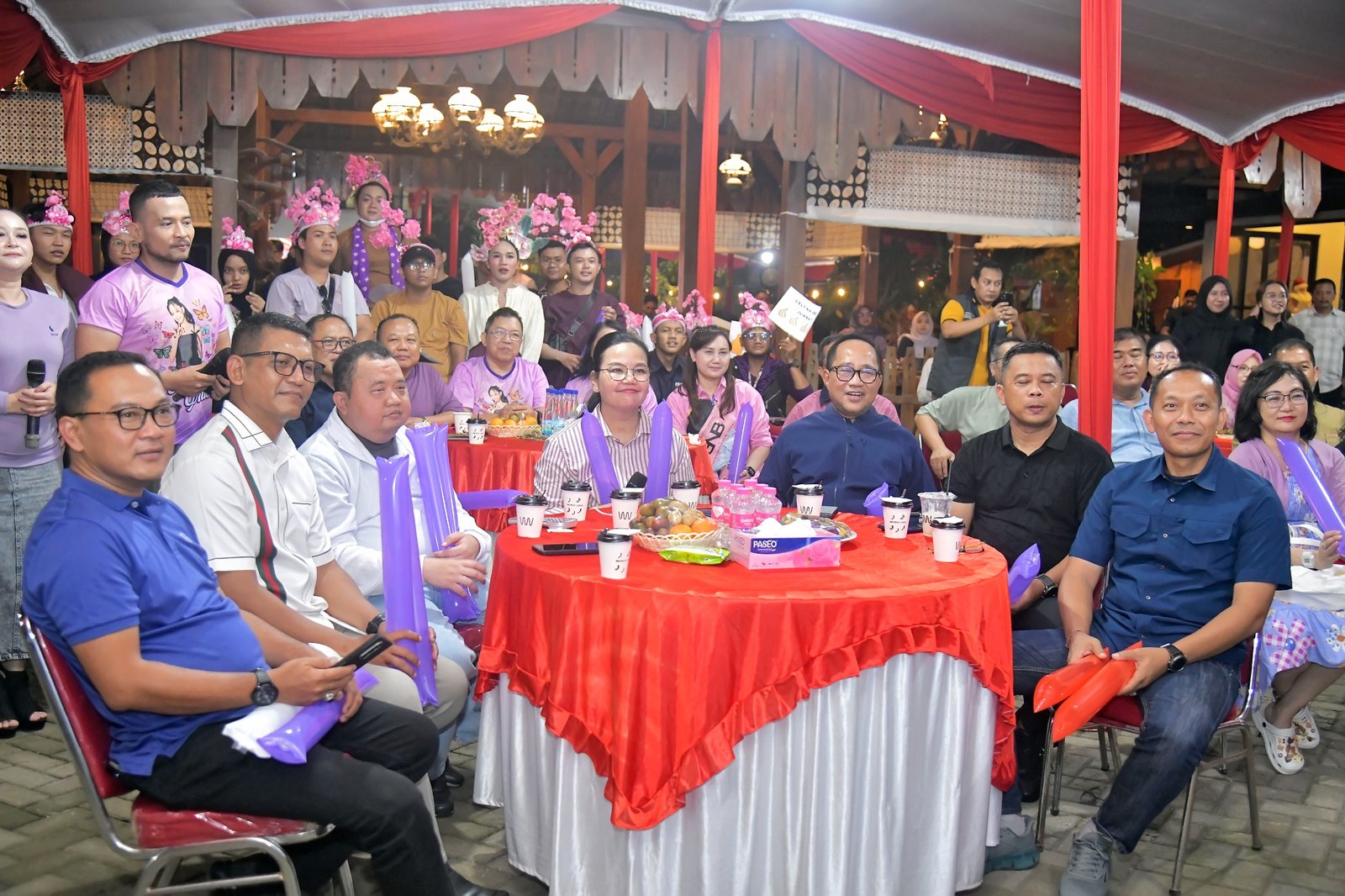 Agustina Warga Kota Semarang yang malam tadi berkumpul di Warga Lokal Coffee, Gedawang, Banyumanik, mengikuti acara Nonton Bareng (Nobar) yang digelar oleh Wali kota Semarang, Agustina Wilujeng. (Foto : Dok Pemkot Semarang)
