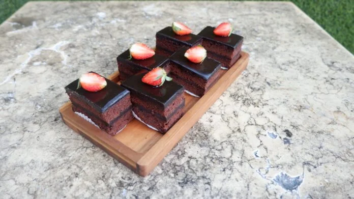 Sajian Istimewa Double Chocolate Cake dadi Aston Inn Pandanaran Semarang. (Foto : Dokumen)