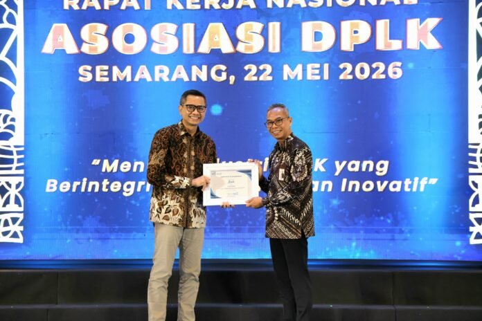 Direktur Kepatuhan dan Manajemen Risiko Bank Jateng Erik Abibon menerima penghargaan dalam rangkaian Rapat Kerja Nasional Asosiasi Dana Pensiun Lembaga Keuangan (ADPLK) di Semarang, Jumat (22/5/2026). (Foto : Dok Bank Jateng)