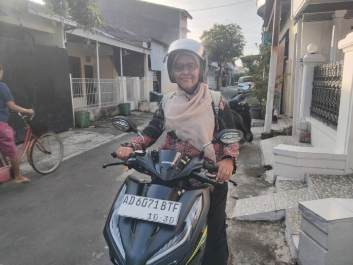 Miftakhul Fauziah bersama Honda Vario miliknya. (Foto : Alif)