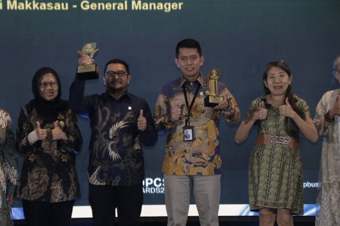 General Manager PLN UIK Tanjung Jati B, Andi Makkasau (tengah kanan) dan Senior Manager Keuangan, Komunikasi, dan Umum PLN UIK Tanjung Jati B, Hary Subagyo (tengah kiri - mengenakan batik hitam), usai seremoni penghargaan di Hotel Raffles Jakarta, Senin (25/5). Penghargaan ini menjadi pengakuan atas komitmen PLN UIK Tanjung Jati B dalam memperkuat implementasi ESG (Environment, Social, and Governance) melalui tata kelola perusahaan yang berkelanjutan dan selaras dengan strategi pertumbuhan bisnis jangka panjang. (Foto : Dok PLN)