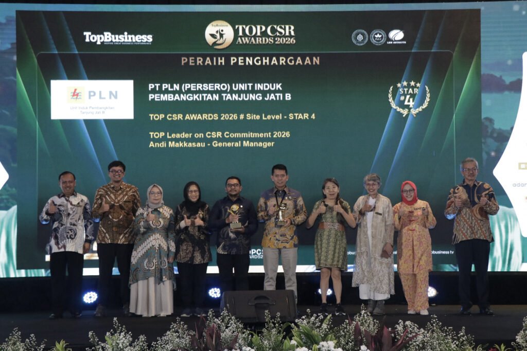 General Manager PLN UIK Tanjung Jati B, Andi Makkasau (tengah kanan, mengangkat piala) dan Senior Manager Keuangan, Komunikasi, dan Umum PLN UIK Tanjung Jati B, Hary Subagyo (tengah kiri - mengenakan batik hitam), berfoto bersama usai menerima penghargaan TOP CSR Awards 2026 # Site Level – Star 4 dan TOP Leader on CSR Commitment 2026 pada ajang TOP CSR Awards 2026 di Hotel Raffles Jakarta, Senin (25/5). Penghargaan ini menjadi apresiasi atas komitmen PLN UIK Tanjung Jati B dalam mengintegrasikan prinsip ESG (Environment, Social, and Governance) dan tata kelola keberlanjutan perusahaan yang selaras dengan strategi bisnis jangka panjang. (Foto : Dok PLN)