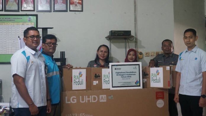 Perwakilan PLN UIK Tanjung Jati B bersama pihak SD Negeri 2 Kaliaman berfoto bersama usai penyerahan bantuan program digitalisasi pendidikan di Desa Kaliaman, Kecamatan Kembang, Kabupaten Jepara, Selasa (26/5). Bantuan ini menjadi wujud peran PLN dalam memperingati Hari Raya Idul Adha melalui dukungan peningkatan kualitas pembelajaran berbasis teknologi bagi sekolah di wilayah Ring 1 PLTU Tanjung Jati B. (Foto : Dok PLN)