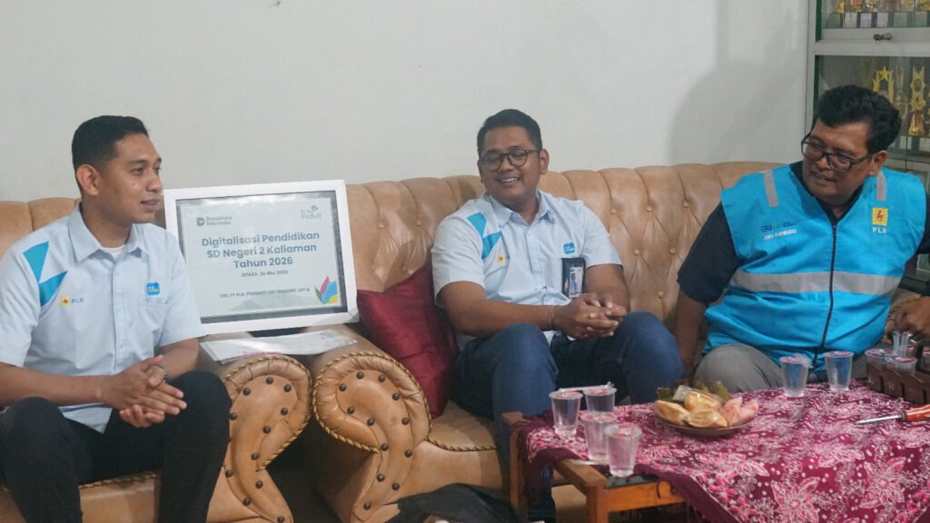 Desta Andri Muryono (kiri), Officer TJSl PLN UIK Tanjung Jati B, beserta perwakilan pegawai PLN UIK Tanjung Jati B berdiskusi bersama pihak SD Negeri 2 Kaliaman dalam kegiatan penyaluran bantuan program digitalisasi pendidikan di Desa Kaliaman, Kecamatan Kembang, Kabupaten Jepara, Selasa (26/5). Program ini menjadi wujud kepedulian PLN menjelang Hari Raya Idul Adha untuk memperkuat pembelajaran berbasis teknologi di sekolah. (Foto : Dok PLN)