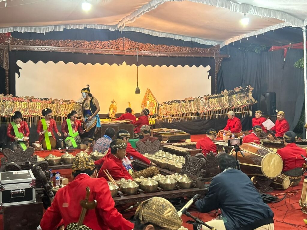 Pagelaran Wayang Kulit Bersama Ketua DPRD Jateng Sumanto di Desa Suruh, Kecamatan Tasikmadu, Kabupaten Karanganyar, belum lama ini. (Foto : Dok DPRD Jateng)
