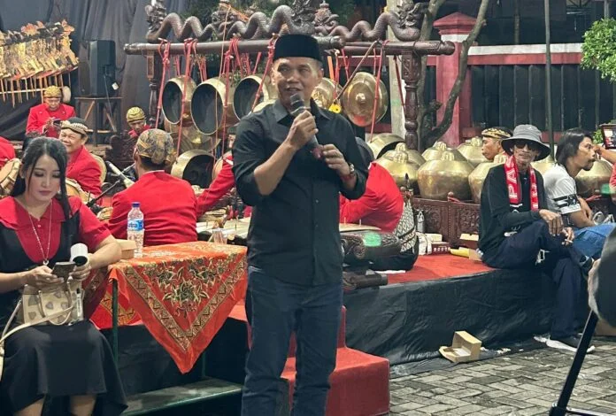 Pagelaran Wayang Kulit Bersama Ketua DPRD Jateng Sumanto di Desa Suruh, Kecamatan Tasikmadu, Kabupaten Karanganyar, belum lama ini.
