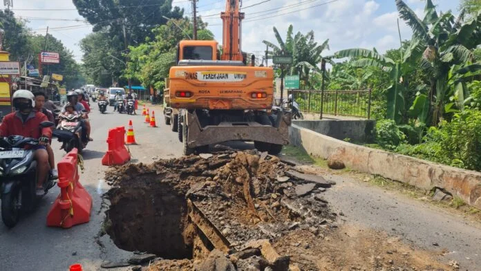 Dinas Pekerjaan Umum (DPU) untuk gerak cepat melakukan perbaikan sejumlah ruas jalan rusak terutama di wilayah Semarang Barat hingga Ngaliyan. (Foto : Dok Pemkot Semarang)