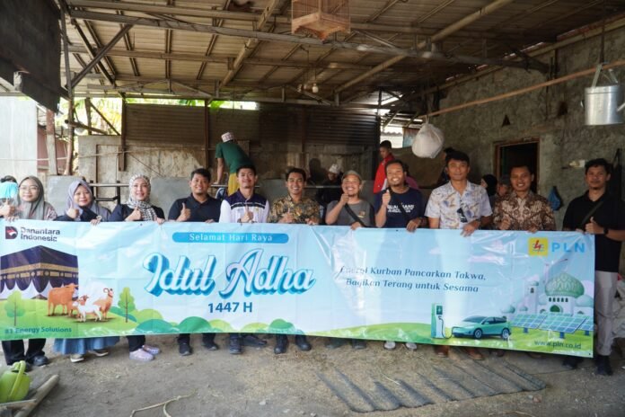 PLN UP2D Jawa Tengah menyalurkan dua ekor sapi dan dua ekor kambing kepada masyarakat sekitar, panti asuhan, hingga tenaga alih daya di lingkungan kerja PLN. (Foto : Dok PLN)